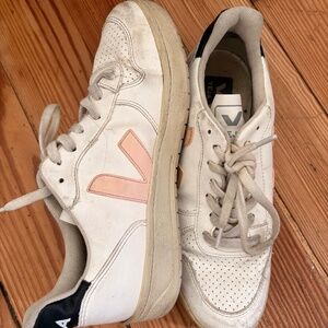 Veja Low Top pink & white sneakers